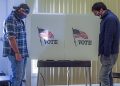 Elettori americani al seggio per votare