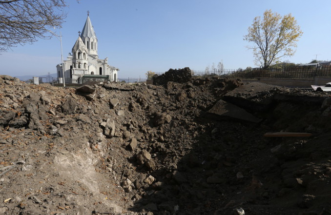 Segni dei bombardamenti nel Nagorno-Karabakh