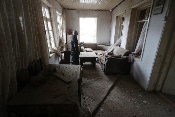 L'interno di una casa devastata dai bombardamenti azeri nel Nagorno Karabakh armeno