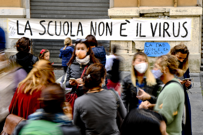 napoli scuola protesta