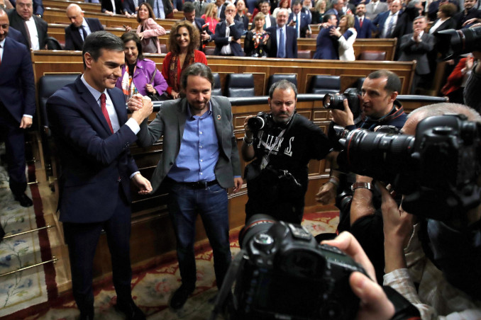 Pedro Sanchez e Pablo Iglesias in parlamento a Madrid