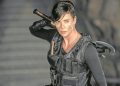 Charlize Theron in una scena del film The Old Guard