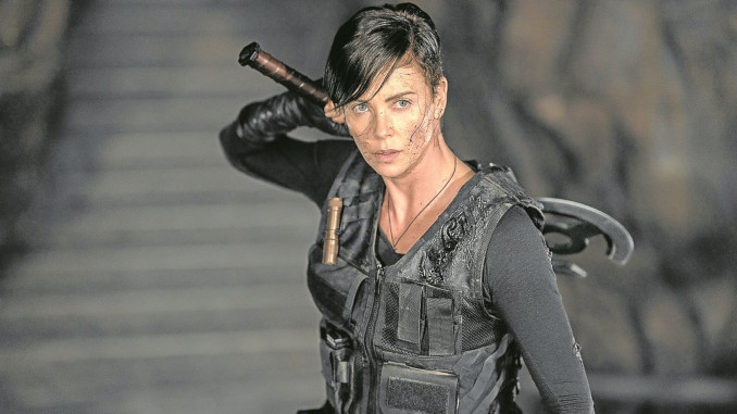 Charlize Theron in una scena del film The Old Guard