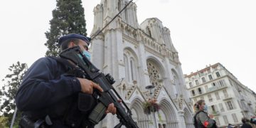 Militari davanti alla basilica di Notre Dame di Nizza dopo l'attentato islamista del 29 ottobre 2020