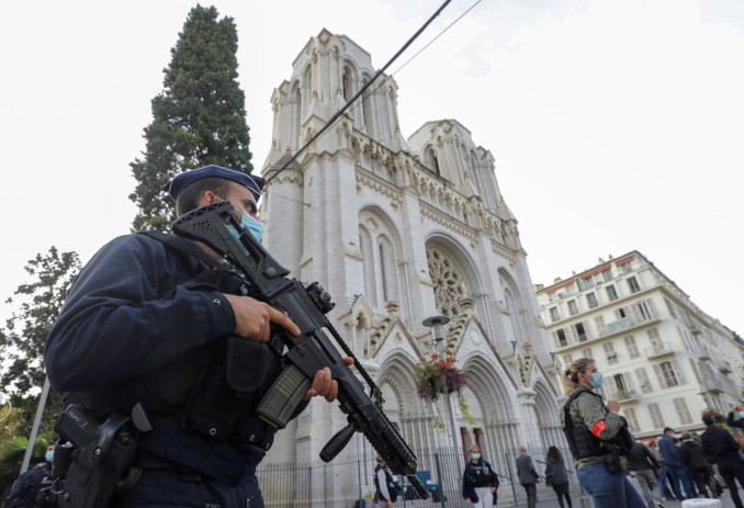 Militari davanti alla basilica di Notre Dame di Nizza dopo l'attentato islamista del 29 ottobre 2020