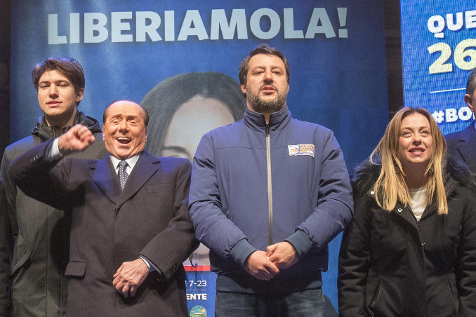 Silvio Berlusconi, Matteo Salvini, Giorgia Meloni sul palco di un comizio elettorale