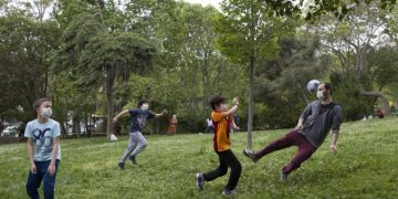 Partita a calcio in famiglia in un parco durante il lockdown per il coronavirus