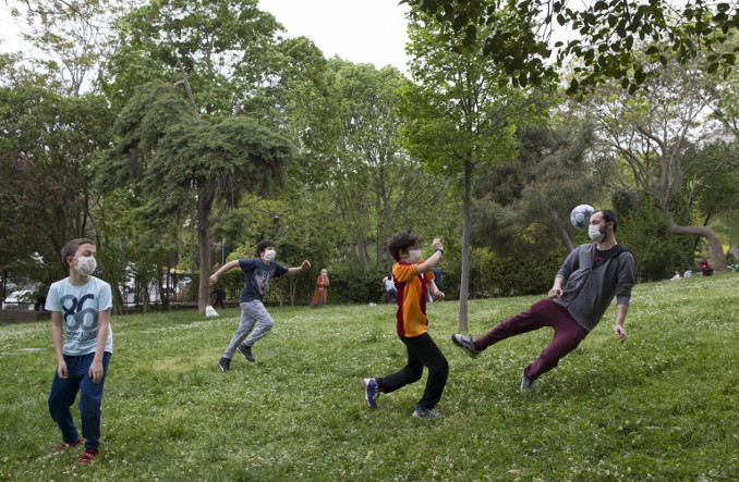 Partita a calcio in famiglia in un parco durante il lockdown per il coronavirus