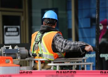 Operaio al lavoro in cantiere edile