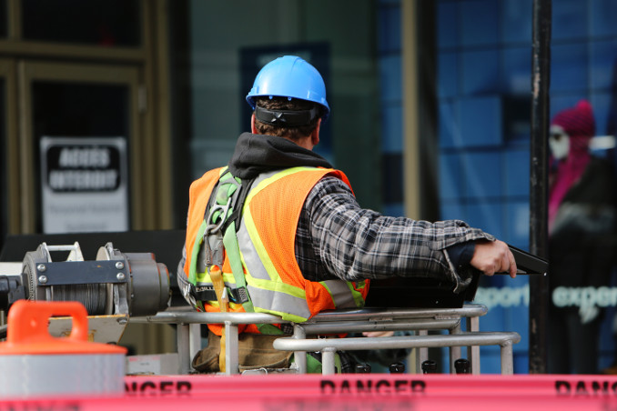 Operaio al lavoro in cantiere edile