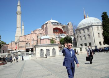 Erdogan all'esterno della basilica di Santa Sofia a Istanbul appena convertita in moschea