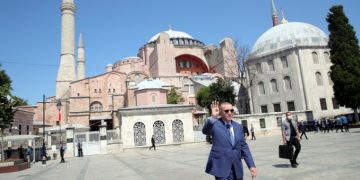 Erdogan all'esterno della basilica di Santa Sofia a Istanbul appena convertita in moschea
