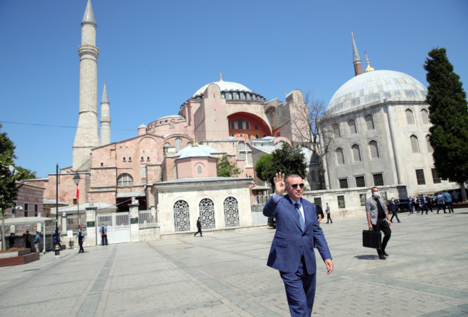 Erdogan all'esterno della basilica di Santa Sofia a Istanbul appena convertita in moschea