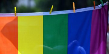 Bandiera arcobaleno al Gay Pride per i diritti Lgbt
