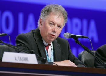 Giorgio Vittadini sul palco del Meeting di Rimini