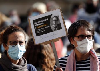 Manifestazione per Samuel Paty, professore ucciso da fondamentalista islamico in Francia