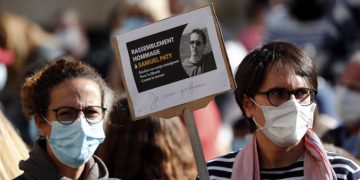 Manifestazione per Samuel Paty, professore ucciso da fondamentalista islamico in Francia