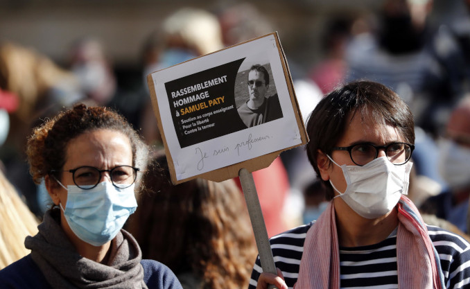 Manifestazione per Samuel Paty, professore ucciso da fondamentalista islamico in Francia
