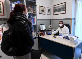 Medico di base riceve una paziente nel suo studio