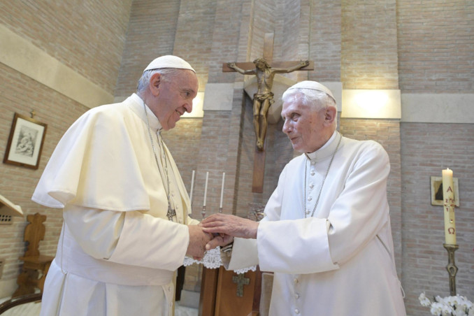 Papa Francesco con il papa emerito Benedetto XVI