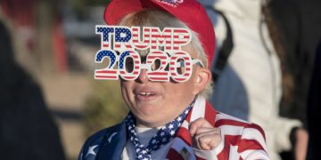 Supporter di Donald Trump durante un rally elettorale in Arizona