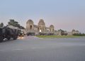 Colonna di camion militari carichi di salme delle vittime del coronavirus davanti al cimitero di Bergamo