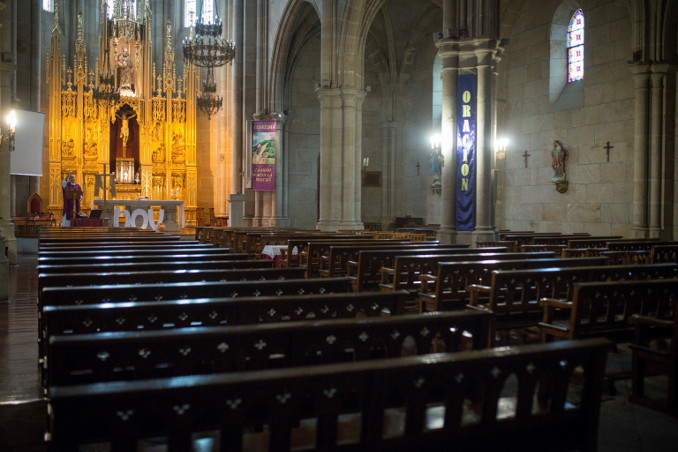 Messa in una chiesa vuota