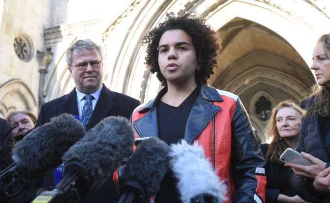 Keira Bell parla con i giornalisti davanti all'Alta Corte di Londra