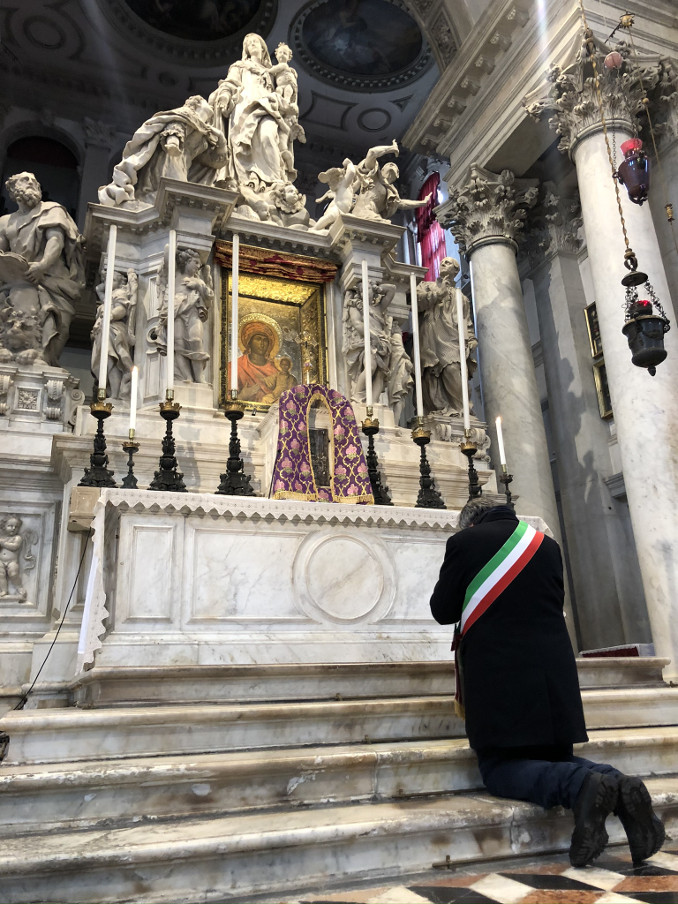 Luigi Brugnaro affida la città di Venezia alla Madonna della Salute per protezione contro l'emergenza coronavirus (13 marzo 2020)
