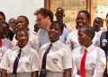 Matteo Severgnini tra gli studenti della scuola Luigi Giussani di Kampala, Uganda