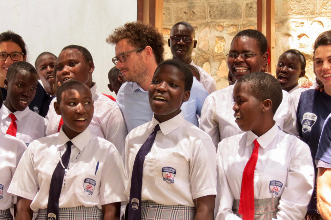 Matteo Severgnini tra gli studenti della scuola Luigi Giussani di Kampala, Uganda