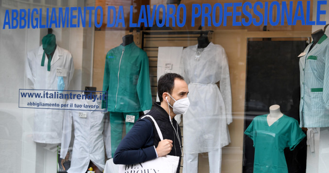 Esposizione di camici e abbigliamento per medici e infermieri in una vetrina di negozio