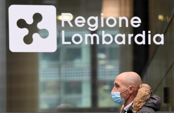 Logo della Regione Lombardia sul vetro di un palazzo