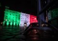 Esterno di Palazzo Chigi illuminato con tricolore durante incontro tra Giuseppe Conte e Domenico Arcuri