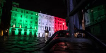 Esterno di Palazzo Chigi illuminato con tricolore durante incontro tra Giuseppe Conte e Domenico Arcuri