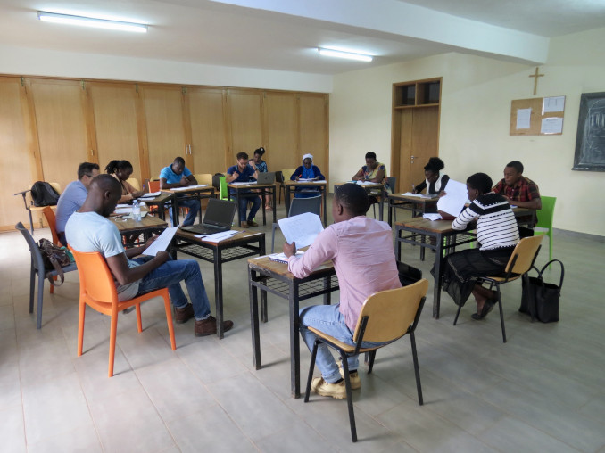 Staff meeting alla scuola Luigi Giussani di Kampala, Uganda, durante il lockdown contro il coronavirus