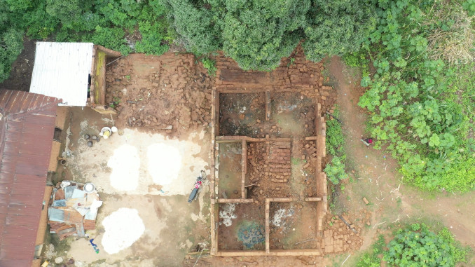 Vista aerea su una casa di Chibob distrutta nell'attacco dei Fulani