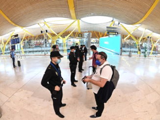 Controlli anti-coronavirus sui passeggeri all'aeroporto di Madrid