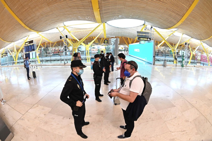 Controlli anti-coronavirus sui passeggeri all'aeroporto di Madrid