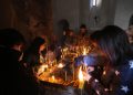 Pellegrini cristiani armeni in preghiera nel monastero di Dadivank nel Nagorno-Karabakh