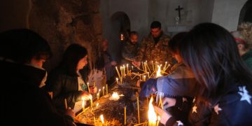Pellegrini cristiani armeni in preghiera nel monastero di Dadivank nel Nagorno-Karabakh