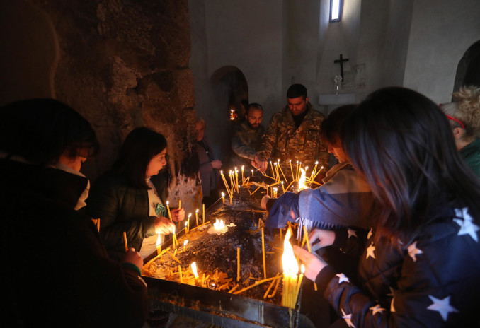 Pellegrini cristiani armeni in preghiera nel monastero di Dadivank nel Nagorno-Karabakh