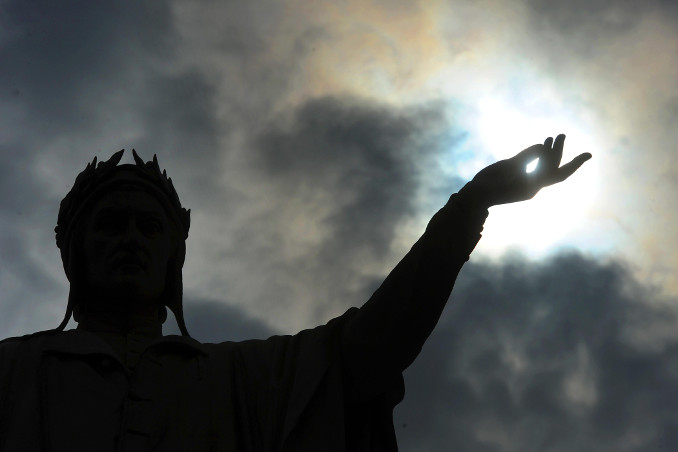 Silhouette del monumento a Dante Alighieri in piazza Dante a Napoli