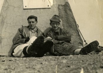 Fabio Baroncini con Angelo Scola a riposo durante un'escursione in montagna