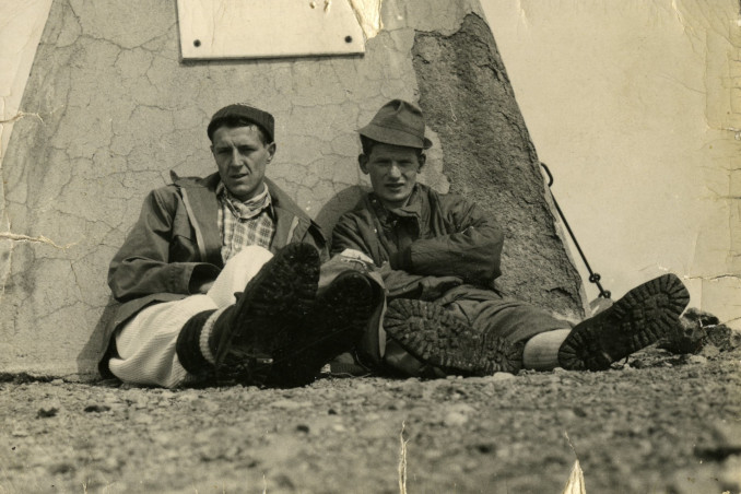 Fabio Baroncini con Angelo Scola a riposo durante un'escursione in montagna