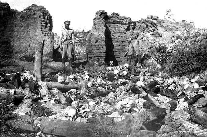 Soldati fra i resti delle vittime del genocidio in un villaggio armeno nel 1915