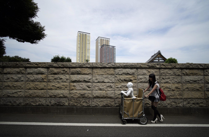 Passeggiata con il robot Pepper in una strada di Tokyo