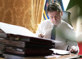 Giuseppe Conte nel suo ufficio a Palazzo Chigi