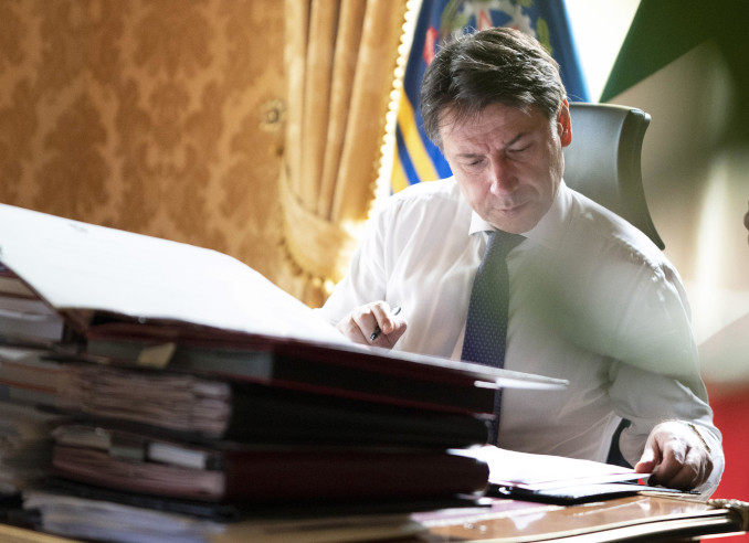 Giuseppe Conte nel suo ufficio a Palazzo Chigi