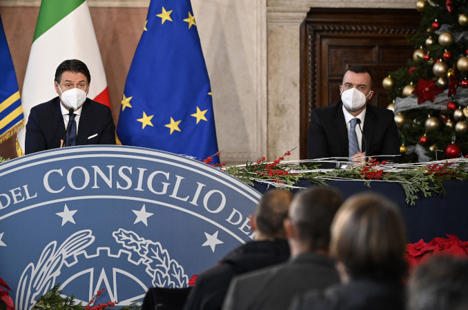 Giuseppe Conte e Rocco Casalino in conferenza stampa davanti ai giornalisti